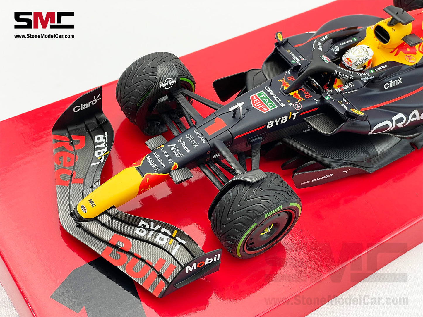 #1 Max Verstappen 2022 World Champion Red Bull F1 RB18 Japan GP 1:18 MINICHAMPS Gift Box
