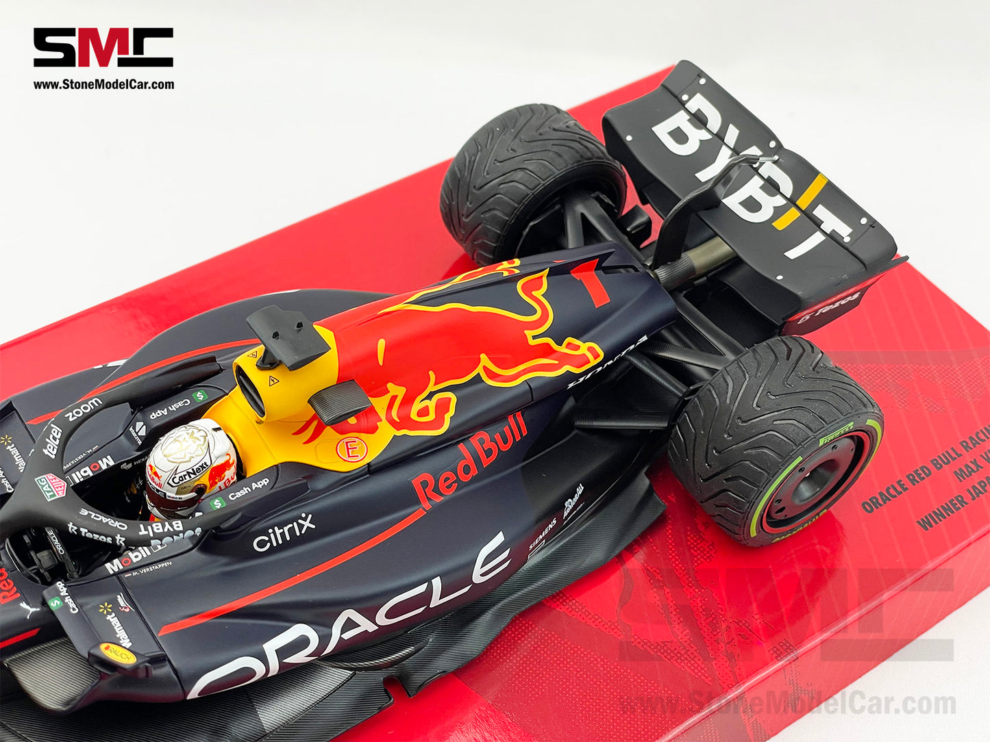 #1 Max Verstappen 2022 World Champion Red Bull F1 RB18 Japan GP 1:18 MINICHAMPS Gift Box