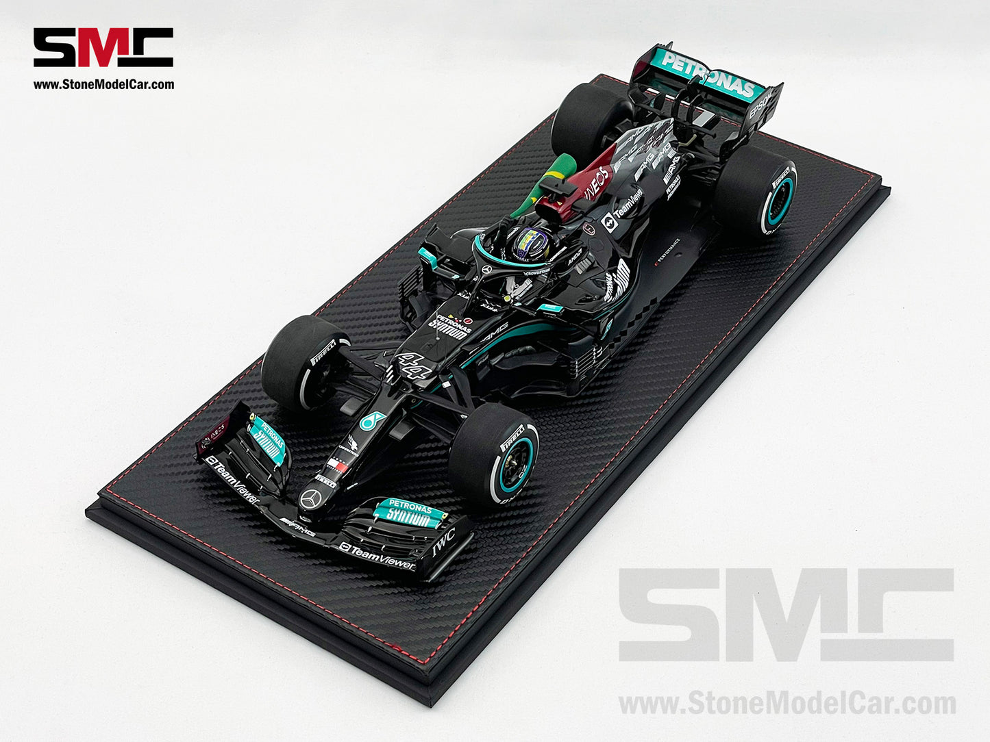 Mercedes AMG F1 W12 #44 Lewis Hamilton Brazil GP 2021 with Flag 1:18 Minichamps + Display Case