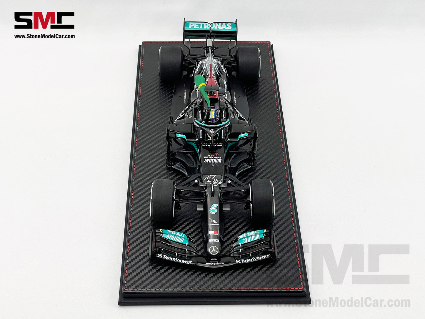 Mercedes AMG F1 W12 #44 Lewis Hamilton Brazil GP 2021 with Flag 1:18 Minichamps + Display Case