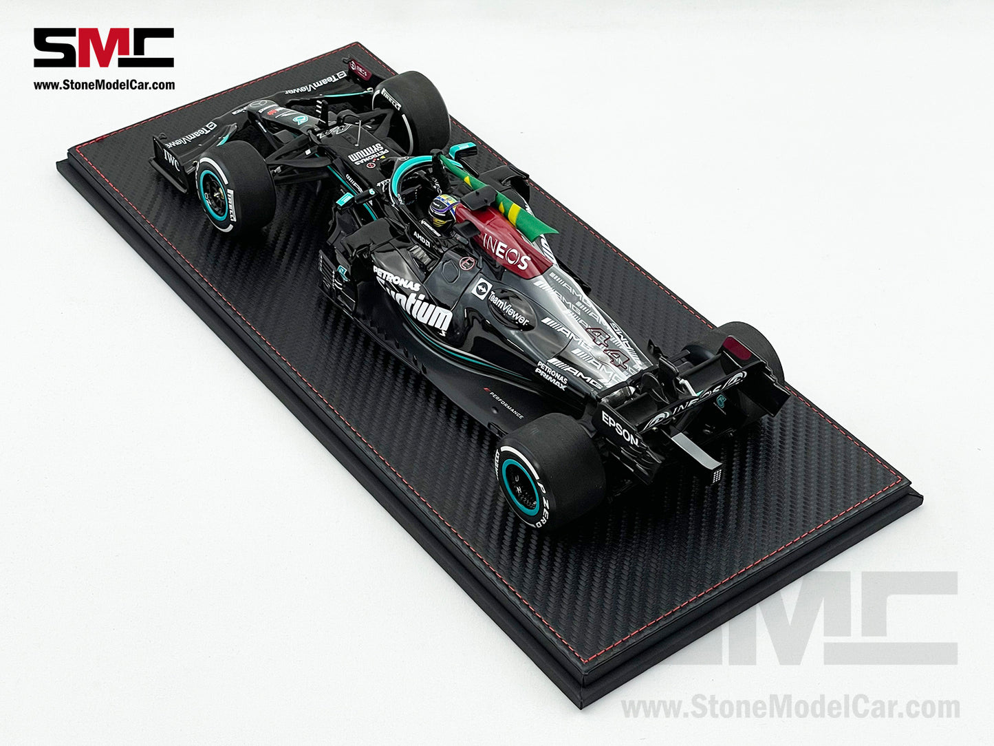 Mercedes AMG F1 W12 #44 Lewis Hamilton Brazil GP 2021 with Flag 1:18 Minichamps + Display Case