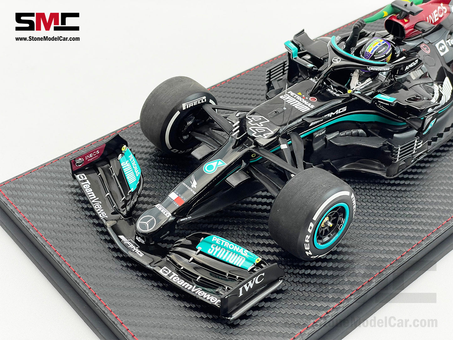 Mercedes AMG F1 W12 #44 Lewis Hamilton Brazil GP 2021 with Flag 1:18 Minichamps + Display Case