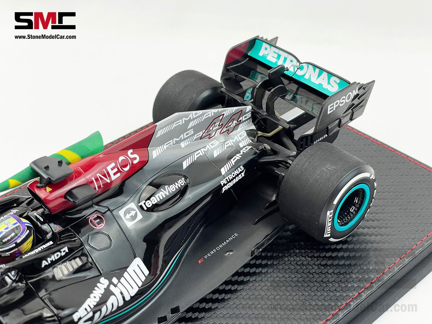 Mercedes AMG F1 W12 #44 Lewis Hamilton Brazil GP 2021 with Flag 1:18 Minichamps + Display Case