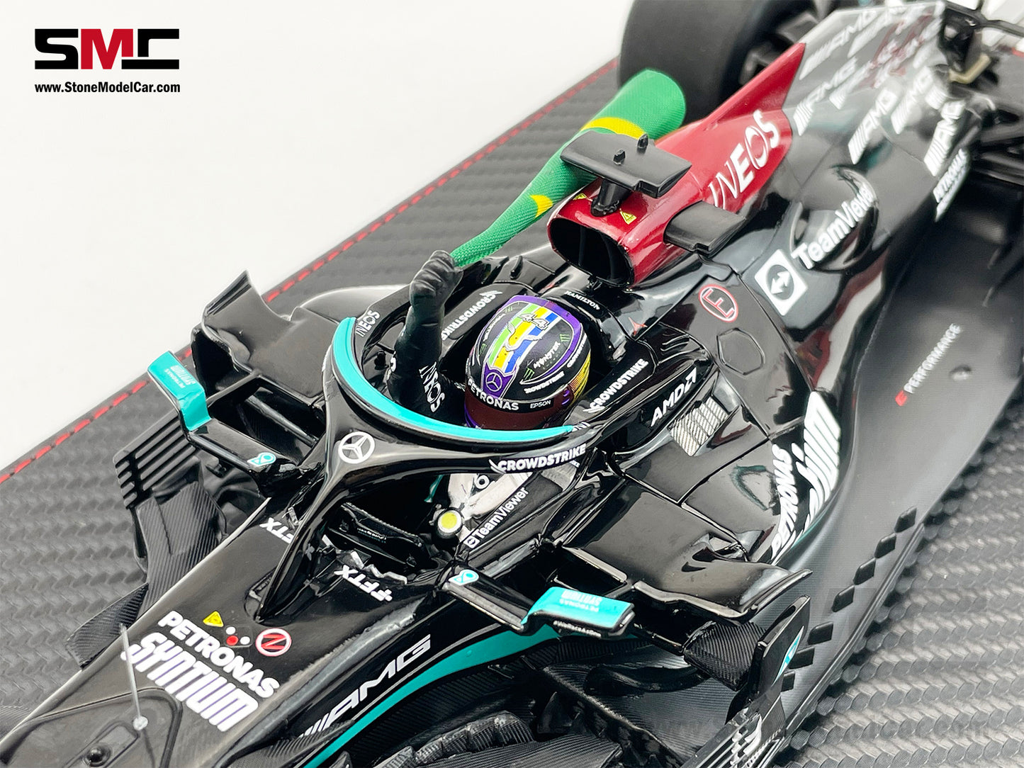 Mercedes AMG F1 W12 #44 Lewis Hamilton Brazil GP 2021 with Flag 1:18 Minichamps + Display Case