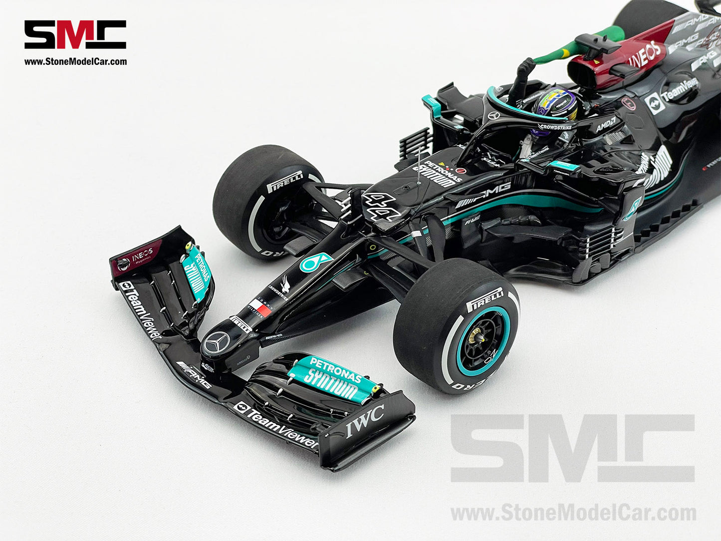 Mercedes AMG F1 W12 #44 Lewis Hamilton Brazil GP 2021 with Flag 1:18 Minichamps