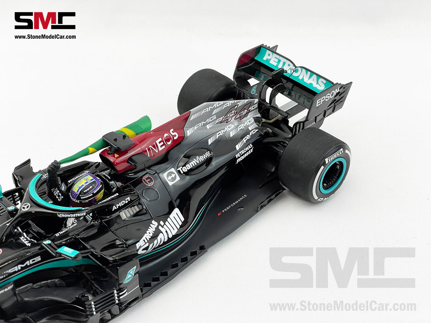 Mercedes AMG F1 W12 #44 Lewis Hamilton Brazil GP 2021 with Flag 1:18 Minichamps