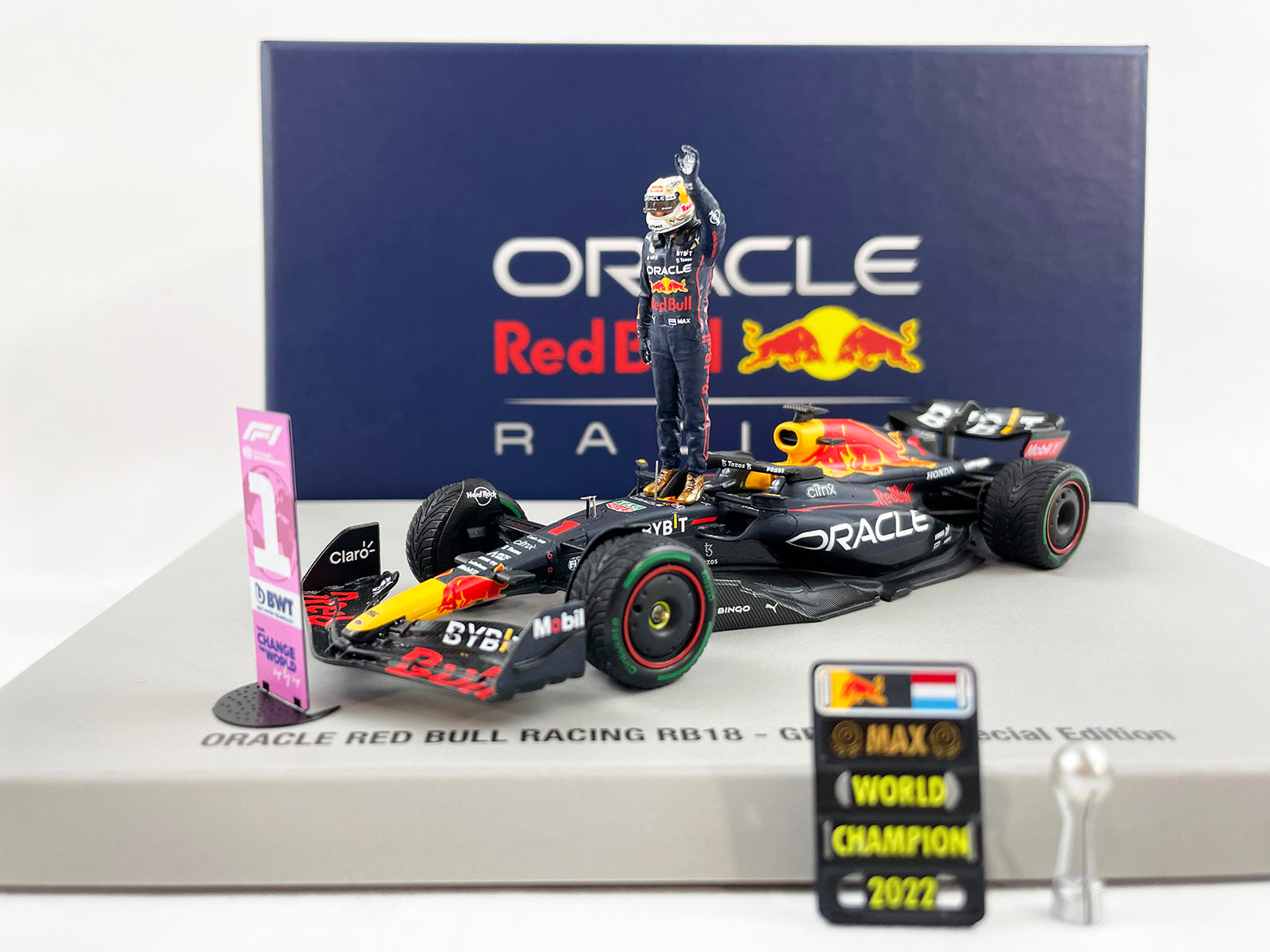 2022 F1 World Champion #1 Max Verstappen Red Bull RB18 Japan GP 1:43 Spark  with Figure