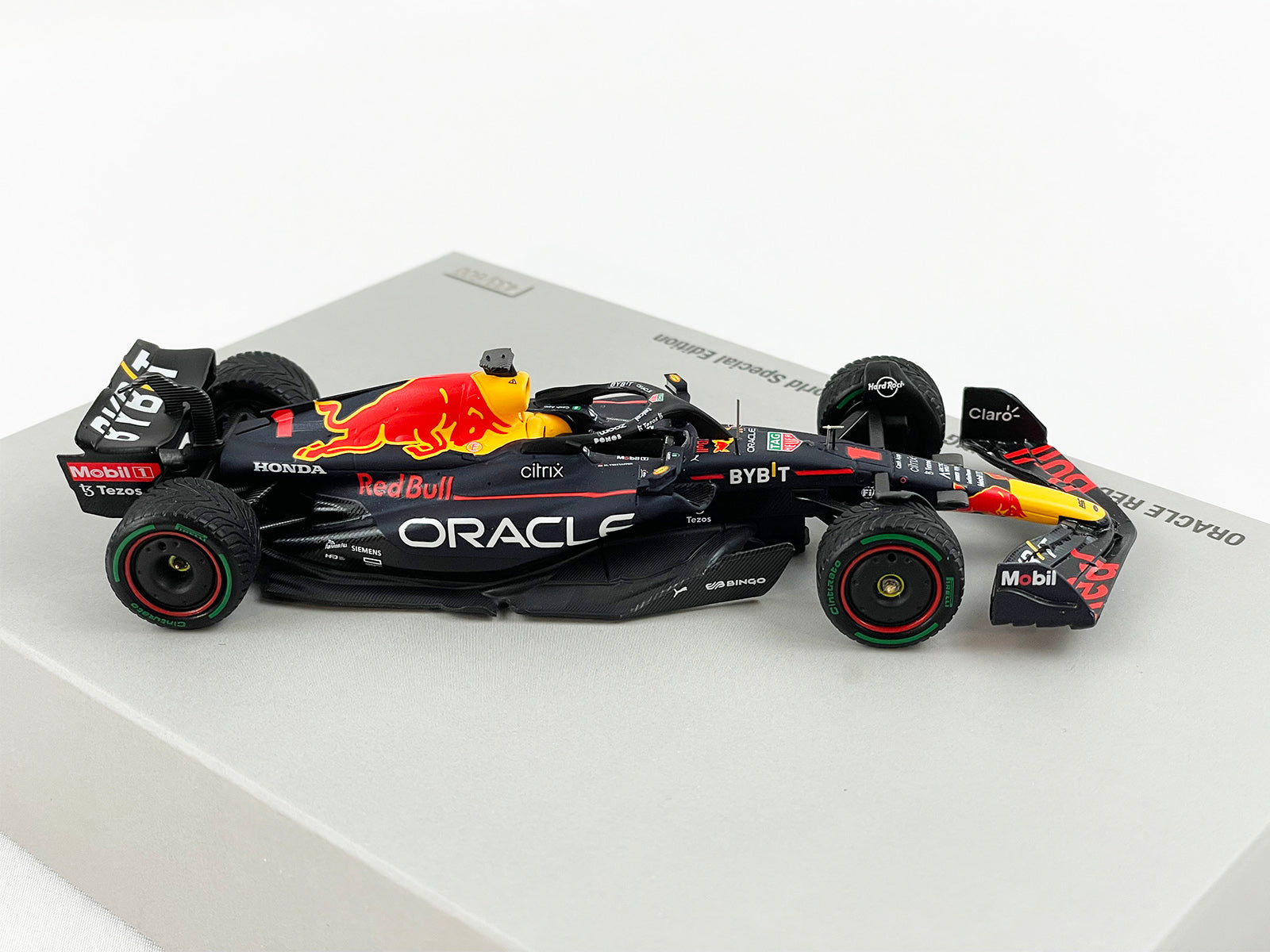 2022 F1 World Champion #1 Max Verstappen Red Bull RB18 Japan GP 1:43 Spark  with Figure