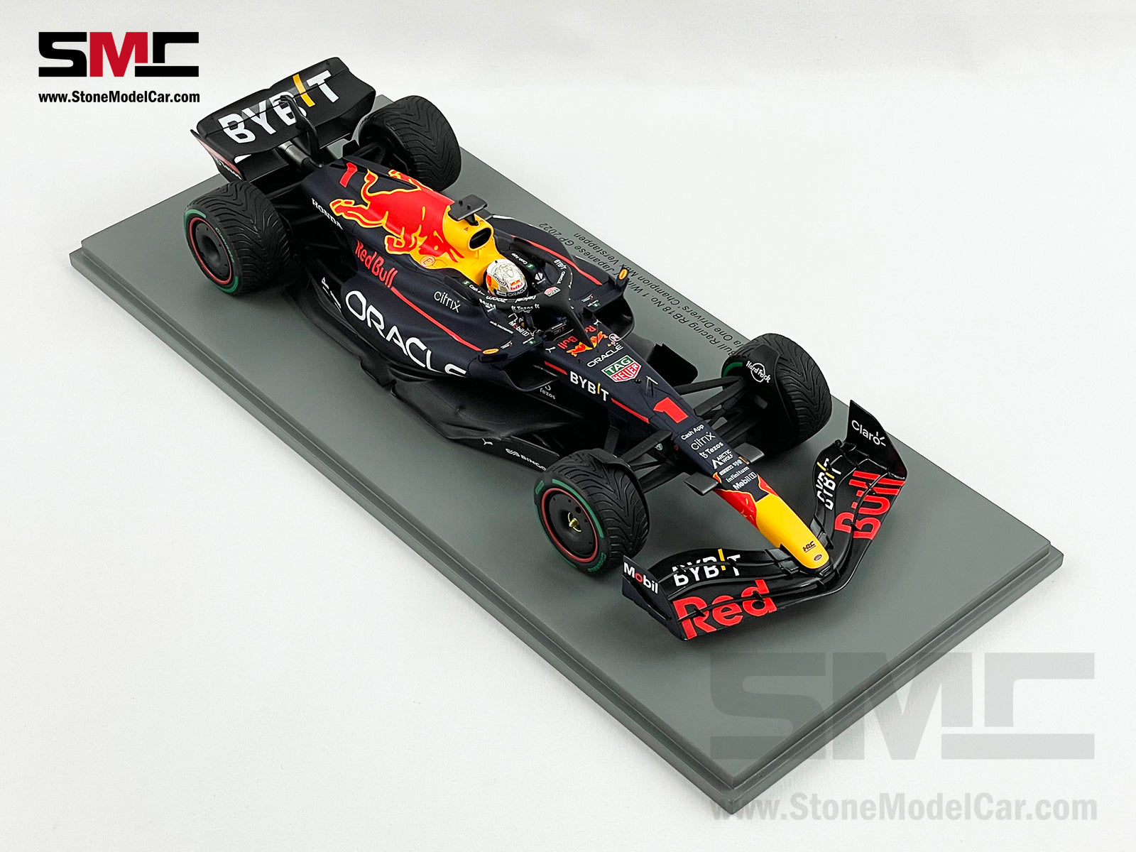 SPARK-MODEL 18S774 Scale 1/18  RED BULL F1 RB18 TEAM ORACLE RED BULL  RACING N 1 WINNER JAPAN GP WITH PIT BOARD WORLD CHAMPION 2022 MAX  VERSTAPPEN MATT BLUE YELLOW RED