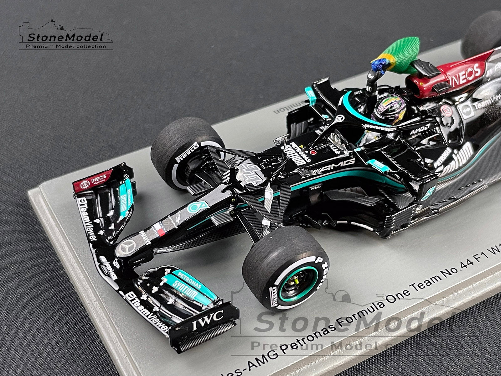 Mercedes F1 W12 #44 Lewis Hamilton Brazil 2021 Winner with Flag 1:43 Spark  S7710