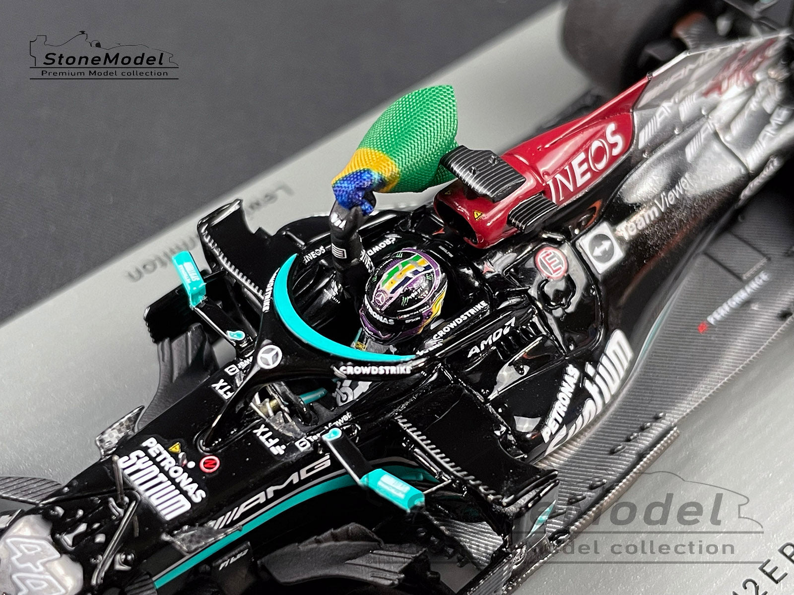 Mercedes F1 W12 #44 Lewis Hamilton Brazil 2021 Winner with Flag 1:43 Spark  S7710