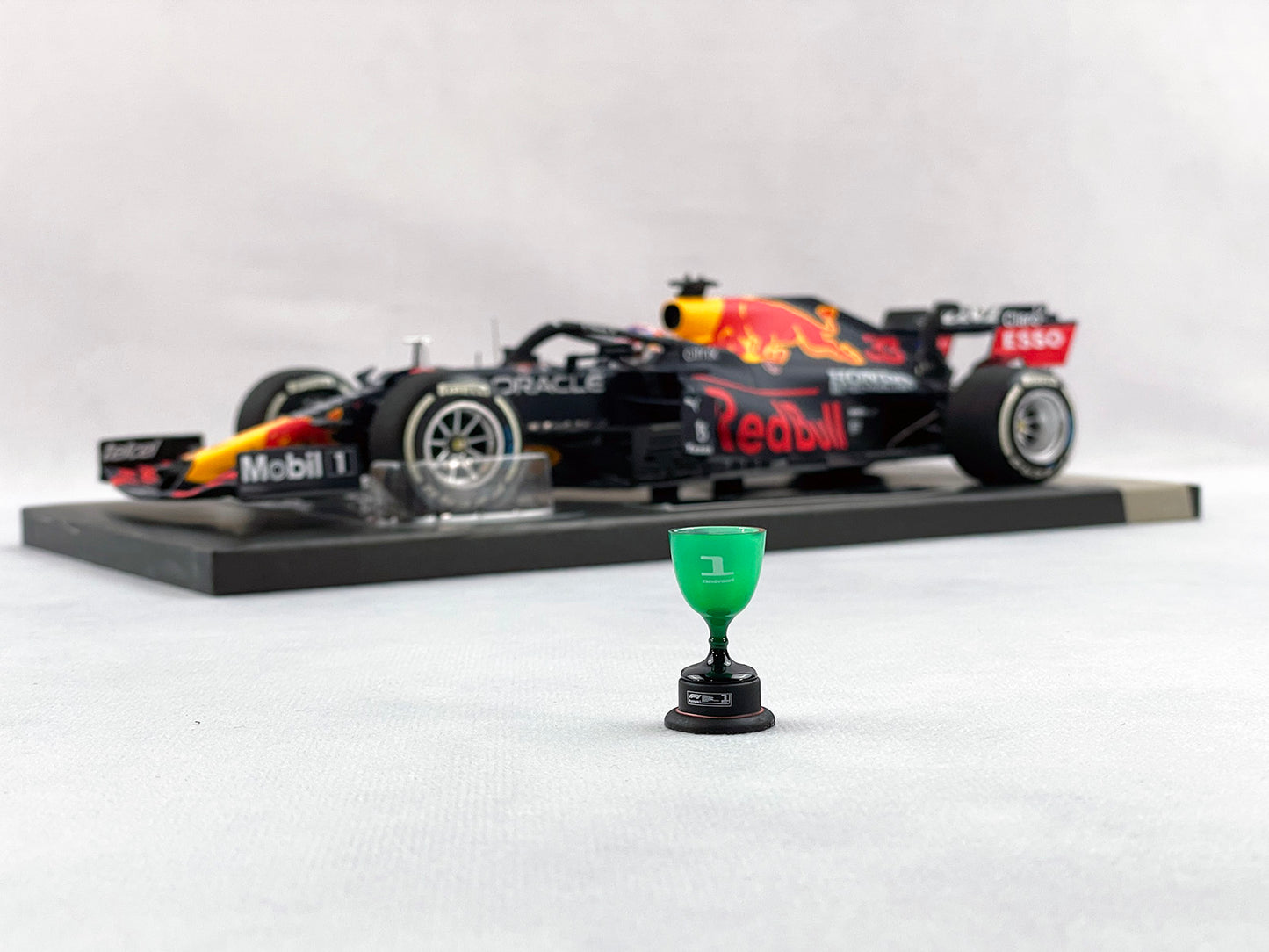 2021 F1 World Champion #33 Max Verstappen Red Bull RB16B Netherlands Dutch 1:18 MINICHAMPS